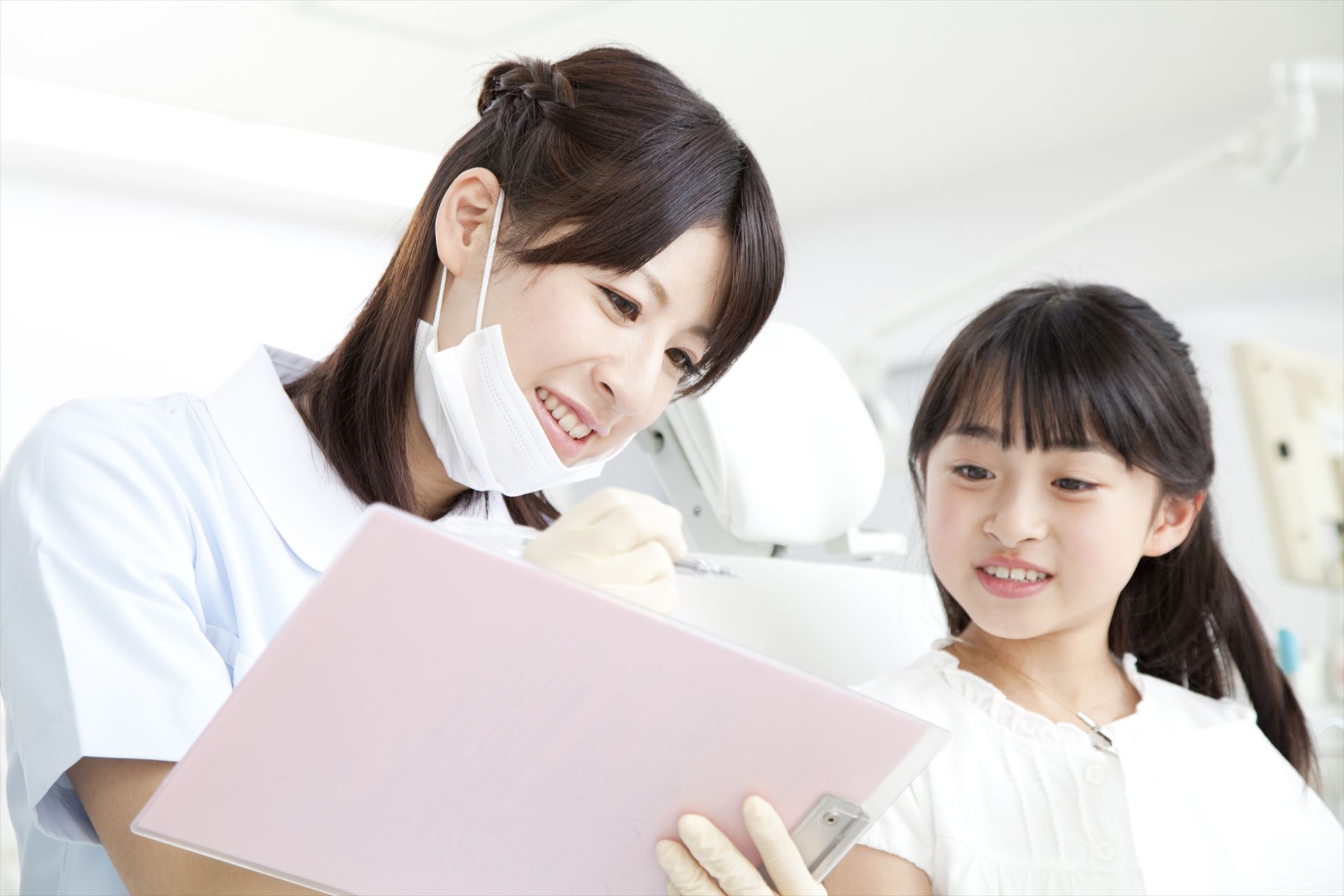 カウンセリングをする歯科衛生士と女の子